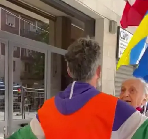 “Mi hanno fatto ricordare il ‘68”. Chi è l’81enne con la bandiera ucraina allontanato dal corteo di Bologna