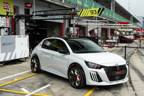 A bordo della 208 GTi, sigla magica dal potere magnetico