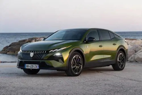 Il test al volante della nuova 408: stile, sostanza e anche tanto comfort