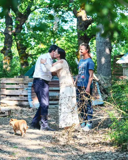 Salvini incontra la famiglia nel bosco: "Per i bimbi più socialità qui che a Roma e Milano"