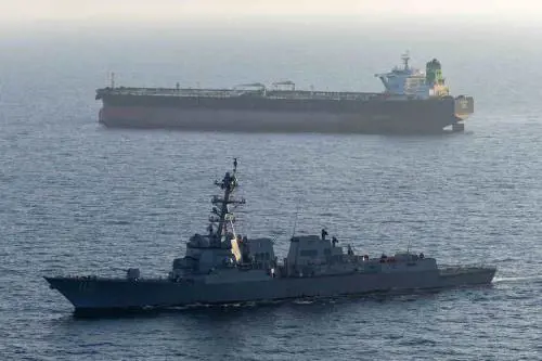 Il cacciatorpediniere USS Rafael Peralta blocca una petroliera (U.S. Centcom/X)