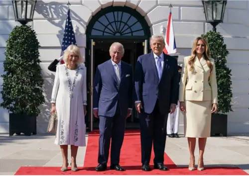 Gesto fuori copione alla Casa Bianca: Trump rompe il protocollo con Re Carlo. Cos'ha fatto