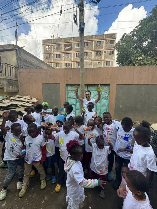 Arte e solidarietà: Howtan Re in Kenya per realizzare laboratori creativi  con i bambini orfani
