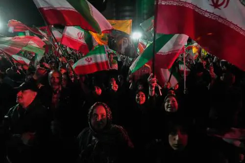 Trump: l'Iran collassa per Hormuz. "Da Teheran una nuova proposta"