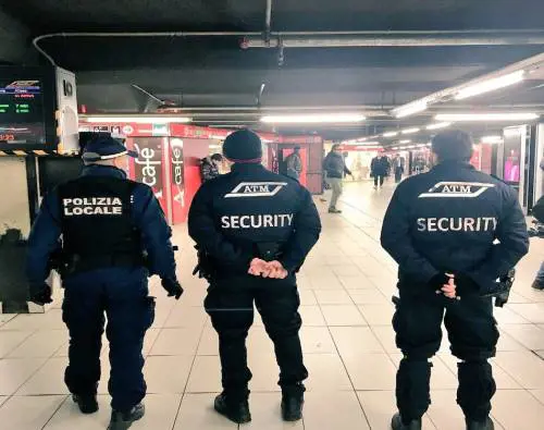 Estrae pistola in metrò. Atm licenzia il vigilante