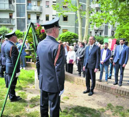 Strappa manifesti di Ramelli: aggredito