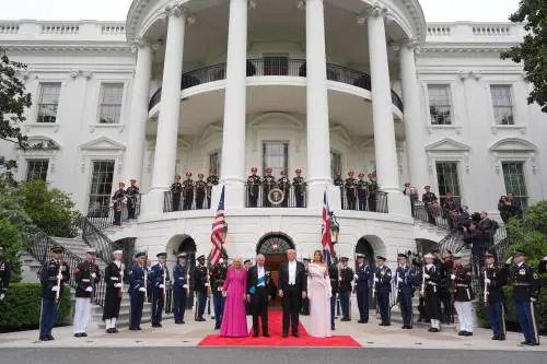 L'America si inginocchia a Re Carlo