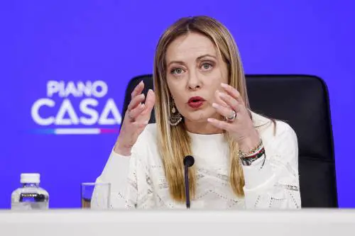 Via libera al Piano casa, Meloni: "Oltre 100mila alloggi in 10 anni tra popolari e a prezzi calmierati". Taglio delle accise prorogato e sì al ddl sgomberi: "Saranno più veloci"