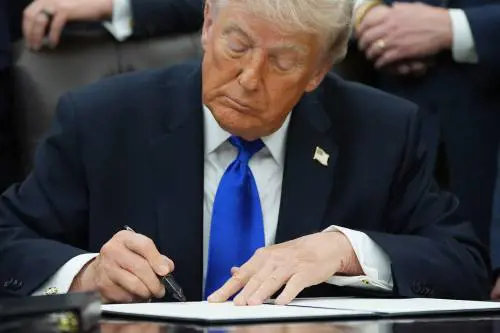 Trump: "Nessun aiuto in Iran. Via le truppe Usa dall’Italia"