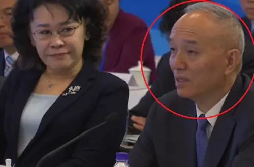 “Il secondo uomo più potente della Cina”: chi è il braccio destro di Xi