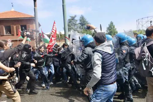 Professionisti del disordine e propaganda web: se il video della rivolta diventa un meme