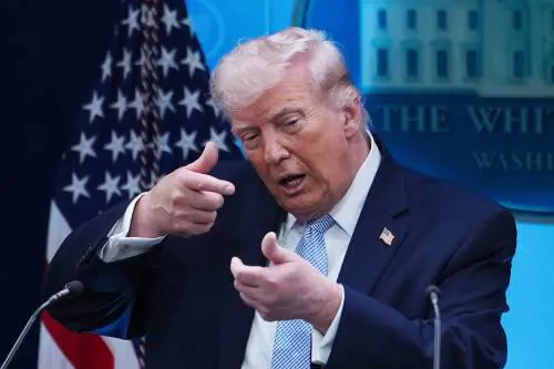 L'annuncio di Trump: "L'Ue non sta rispettando il nostro accordo, dazi sulle auto al 25%". L'Europa: "Inaccettabile, Usa partner inaffidabile"