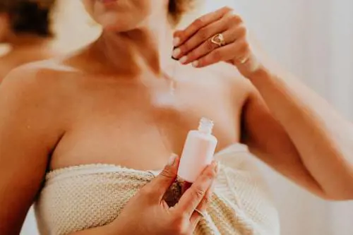 Oli essenziali, quali scegliere come profumo: dal gelsomino al patchouli, le fragranze più avvolgenti