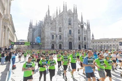 La Stramilano record dei 62mila si inchina al mito di Zanardi