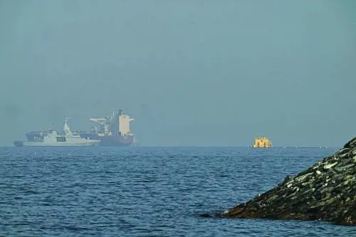 Trump: "Con l'Iran sta andando molto bene". Teheran: "Forze Usa attaccate se si avvicinano a Hormuz". Colpite due navi nello Stretto