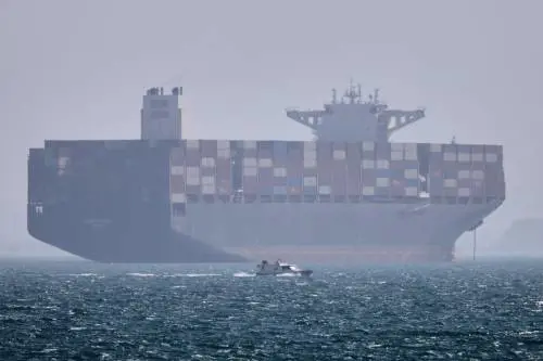 Schermaglie navali intorno a Hormuz, Teheran attacca due navi Usa con droni e barchini, ma le cacciatorpediniere attraversano lo Stretto
