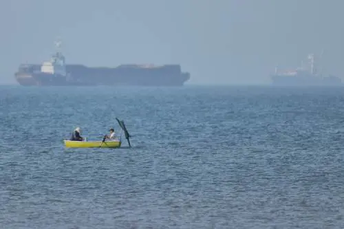 Il Golfo si infiamma: tornano missili e droni su pozzi e petroliere. Emirati, Oman, Bahrein nel mirino dei pasdaran