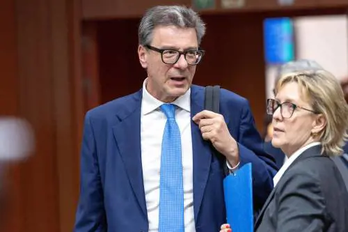 Energia, la ricetta di Giorgetti: "Clausola di salvaguardia e tassa Ue sugli extraprofitti"