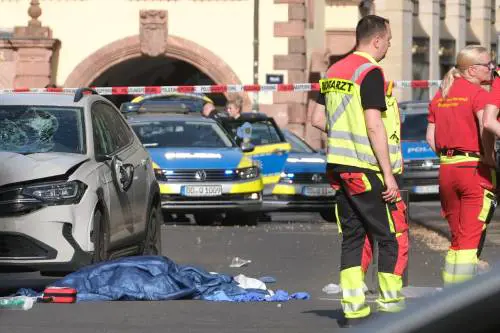 Auto contro i pedoni: due morti e 20 feriti. Arrestato un tedesco