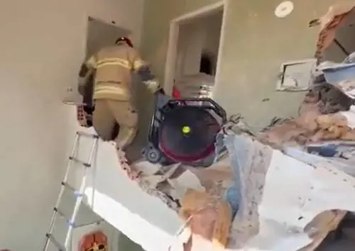 L'aereo si schianta contro un palazzo: due morti e tre feriti gravi