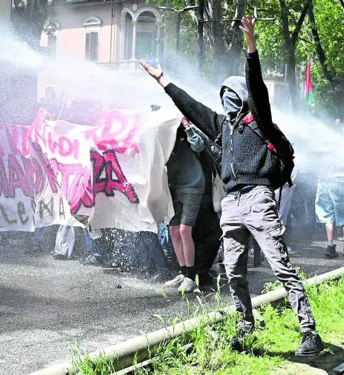 La coop finanziata dallo Stato dà lavoro ai violenti di Askatasuna