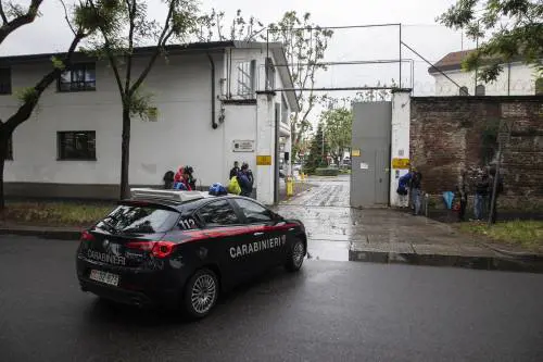 La teoria del rifiuto e i legami personali. Le gemelle Cappa in caserma per 4 ore