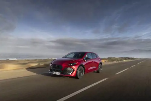 Renault Clio E-Tech: guarda tutte le foto