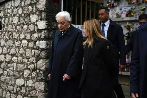 Mattarella: "La tenacia di una comunità prevalse sulla distruzione". Meloni: "Ricostruzione modello per l'Italia intera"