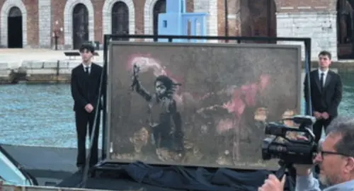 Un salvataggio a regola d'arte trasporta Banksy in giro per i canali