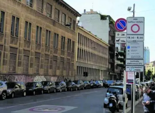 Ztl Isola, il Comune sbaglia i cartelli sull’accesso alle moto