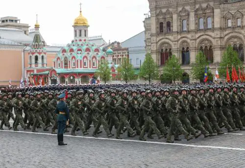 Finita la (mini) parata sulla piazza Rossa, Putin: "Noi in guerra contro tutta la Nato". Nella notte caccia Nato in volo sul Baltico 
