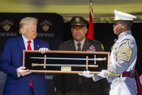 Mazze da golf, aerei e Nobel: ecco come funziona la "diplomazia dei regali" a Trump
