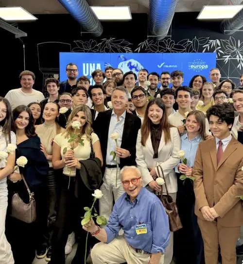 Renzi celebra la Festa dell'Europa con una rosa bianca e gli studenti universitari