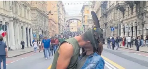 Le donne ammaliate dalle penne nere. "Con loro in città siamo più sicure"