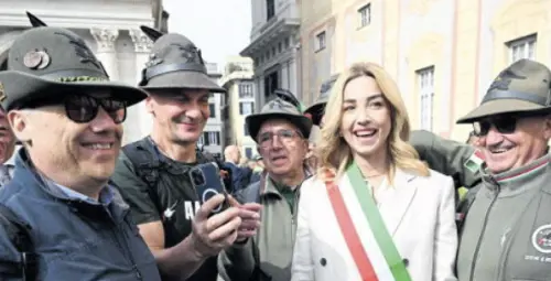 Canti, balli e sfilate. La Salis si smarca dalla sinistra "anti"