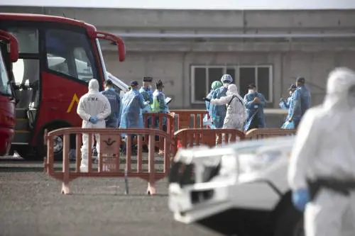 Hantavirus, la nave dei contagi arriva a Tenerife. Ministero Salute: "I 4 italiani sul volo Klm stanno bene"