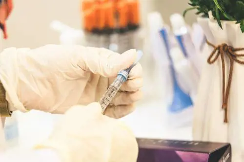 La truffa del filler: punturine low cost e pagamento cash ai falsi chirurghi. In un anno chiusi 14 centri abusivi
