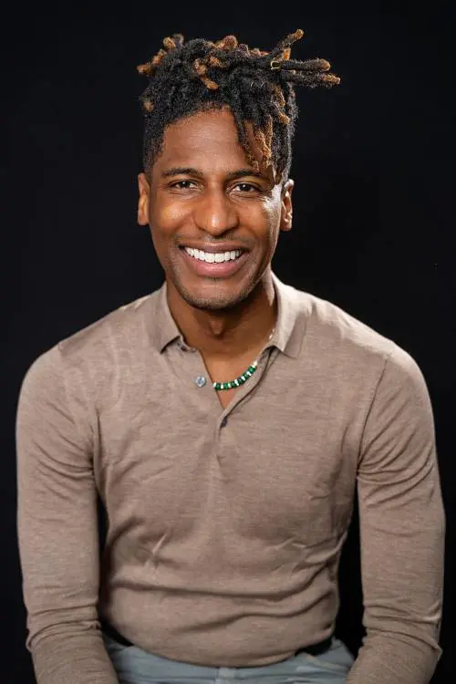Jon Batiste dialoga al piano con Mozart e Thelonious Monk
