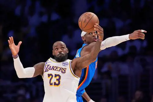 LeBron James, accesa la spia della riserva