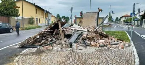 Auto contro cappella votiva. A pezzi Madonna di Pompei