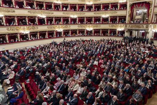 La Scala di Toscanini celebra con applausi Mattarella in platea