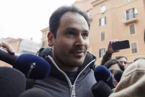 Garlasco, Sempio a Roma per una perizia psicologica: "Ogni cosa a suo tempo...". I legali: "Dimostreremo la sua innocenza"