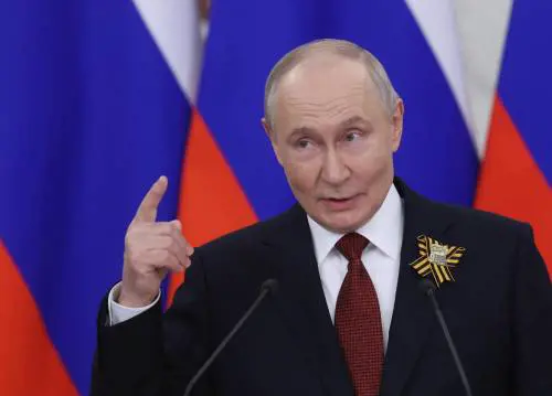 Teme di essere ucciso: così Putin ha vietato gli orologi da polso al suo staff durante le riunioni