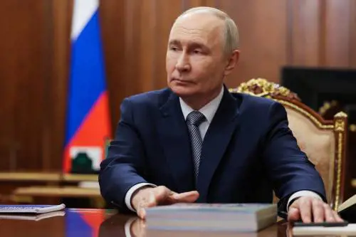 Tregua già finita, pioggia di droni su Kiev. E Putin testa il super razzo