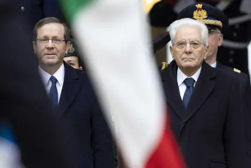 Drone su base Unifil con italiani, Mattarella a Herzog: "Inaccettabile". Crosetto: "Due cacciamine a Hormuz ma aspettiamo la pace"