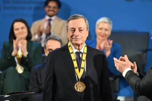 Draghi scuote l'Ue. "Per la prima volta siamo davvero soli"