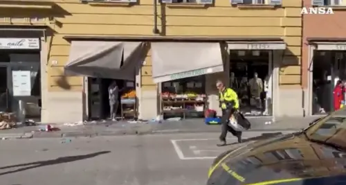 Modena, un testimone: “Blaterava qualcosa non in italiano, poi mi ha colpito al petto e alla testa”
