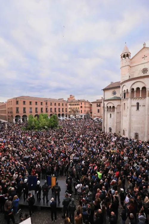 E Modena da sempre targata Pd replica con le fiaccole buoniste