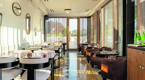 FIVE, il ristorante "fluido" in cima all'hotel Calimala
