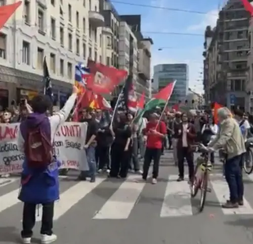 Flotilla, allo sciopero in piazza Duomo insulti a Meloni e foto imbrattate di rosso